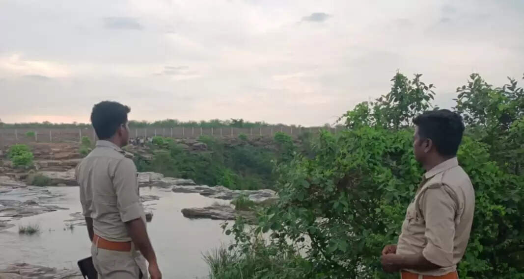 टांडा फॉल पर सैर करने आया युवक पानी में डूबा, रेस्क्यू जारी