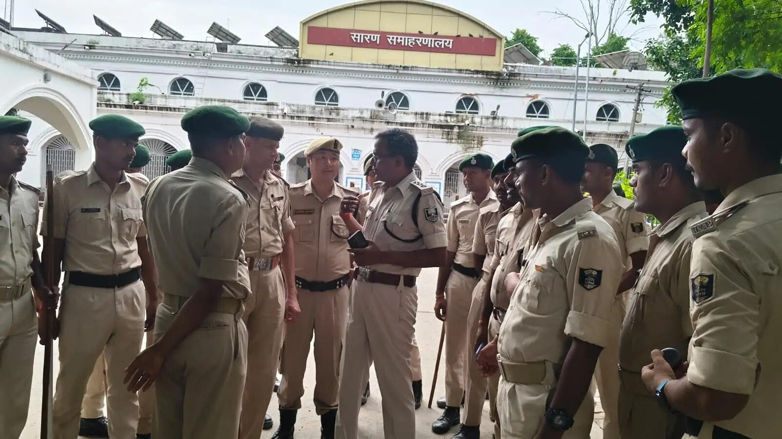 सारण में विधि-व्यवस्था बनाए रखने हेतु सभी प्रमुख स्थानों पर पुलिस बल तैनात, पैदल गश्ती तेज