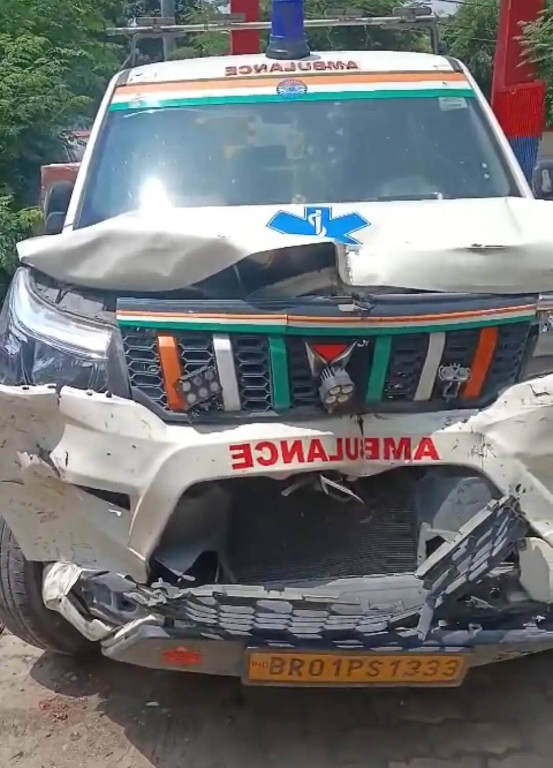 देवरिया में तेज रफ्तार एंबुलेंस ने ई-रिक्शा और पुलिसकर्मियों को मारी टक्कर, तीन सिपाही समेत चार घायल