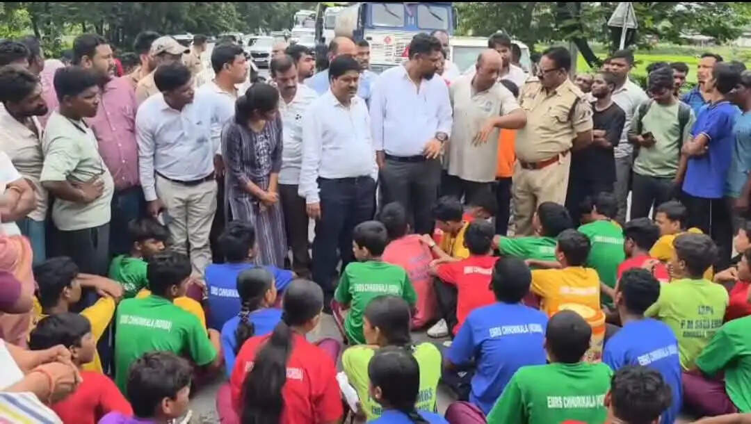 गंदे पानी और खराब भोजन से परेशान एकलव्य विद्यालय के 400 छात्र सड़क पर उतरे, कोरबा-कटघोरा मार्ग रहा जाम