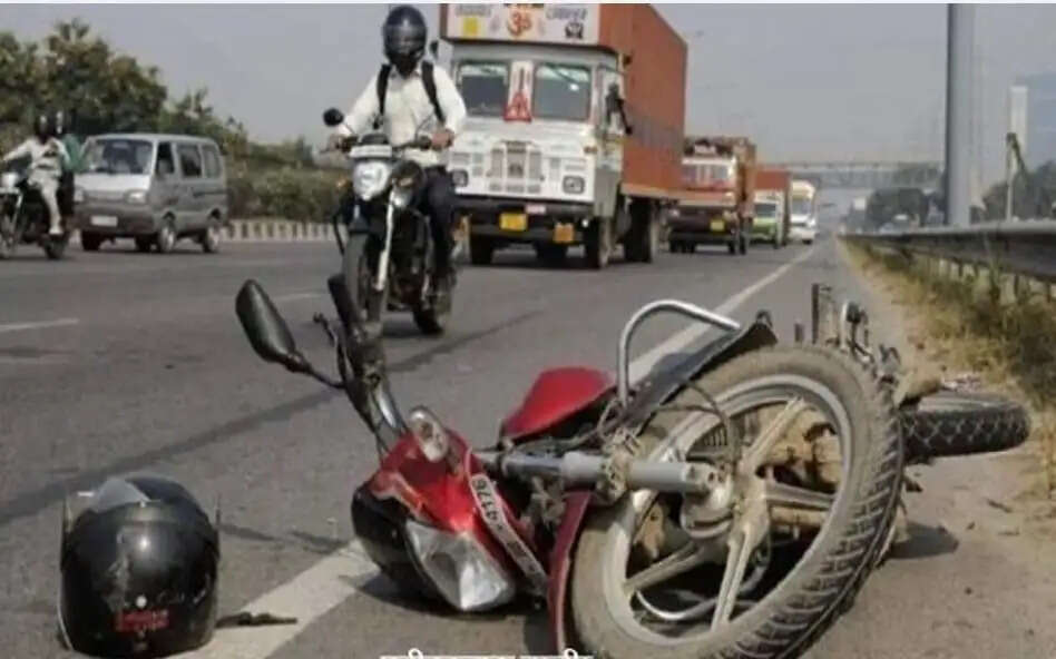 तेज रफ्तार कार की टक्कर से बाइक सवार युवक की मौत, दो घायल