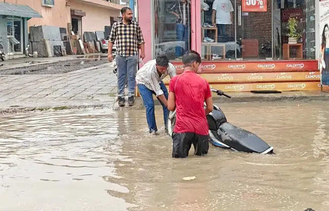 सोनीपत: बरसात में जनसुविधाएं बाधित न हों, सभी विभाग अर्लट रहें: उपायुक्त