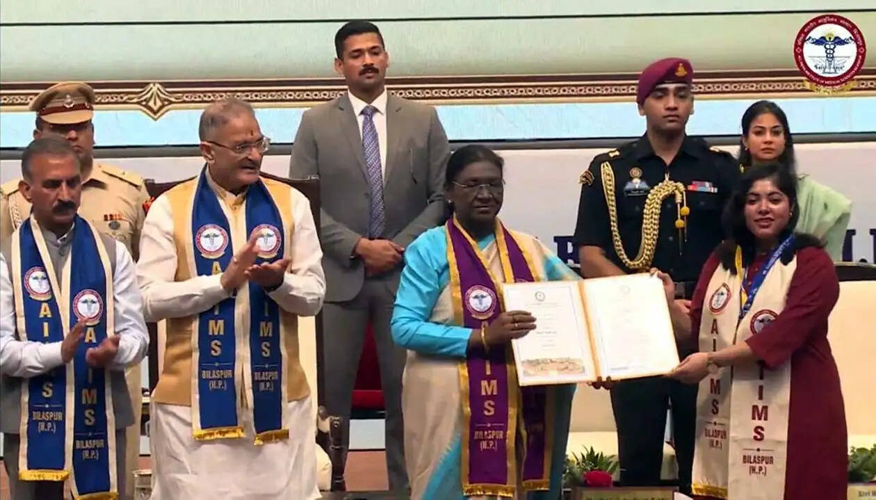 हिसार: भावना ठकराल को एम्स बिलासपुर के दीक्षांत समारोह में राष्ट्रपति ने किया सम्मानित