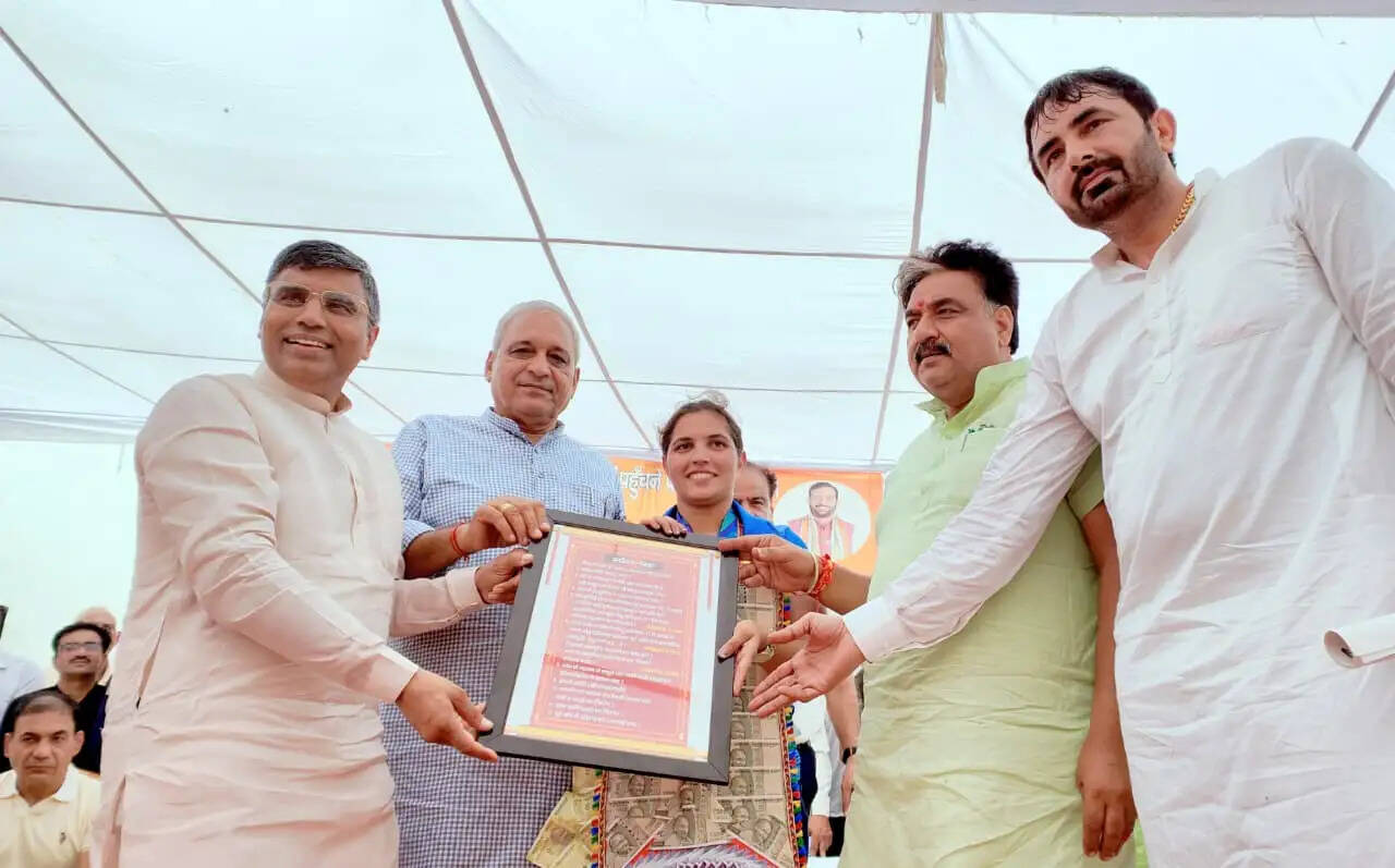 जींद : नीरू ढांडा ने मेहनत व प्रतिभा से अंतरराष्ट्रीय स्तर पर प्रदेश एवं देश का बढ़ाया मान: महिपाल ढांडा