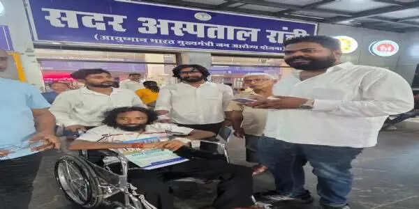 पांच दिन के उपचार के बाद सदर अस्पताल से डिस्चार्ज हुए देवेन्द्र नाथ महतो
