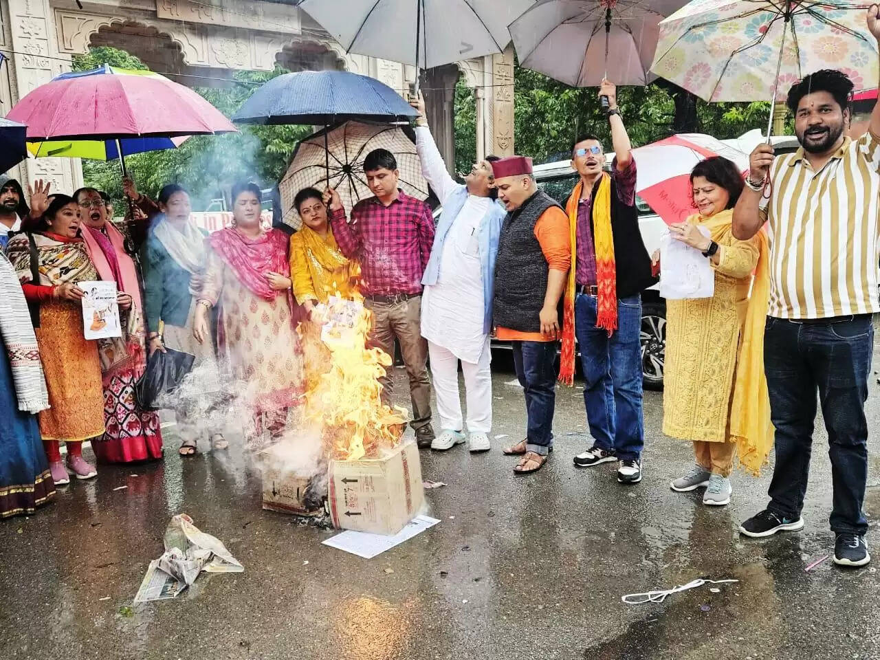 भाजपा महिला मोर्चा ने फूंका राहुल गांधी का पुतला