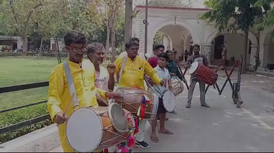 पुलिस कमिश्नर कार्यालय पर सैंकड़ों ढोल वालों ने ढोल बजाकर किया खुशी का इज़हार, सीपी को दिया धन्यवाद