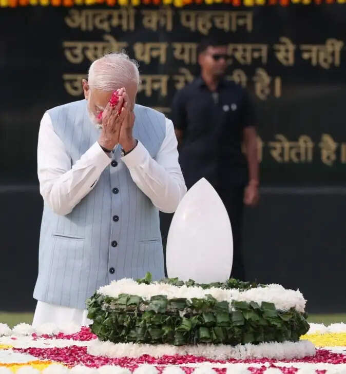 प्रधानमंत्री मोदी पहुंचे 'सदैव अटल', पूर्व प्रधानमंत्री वाजपेयी को दी श्रद्धांजलि, भाजपा, राजनाथ, शाह ने भी किया याद