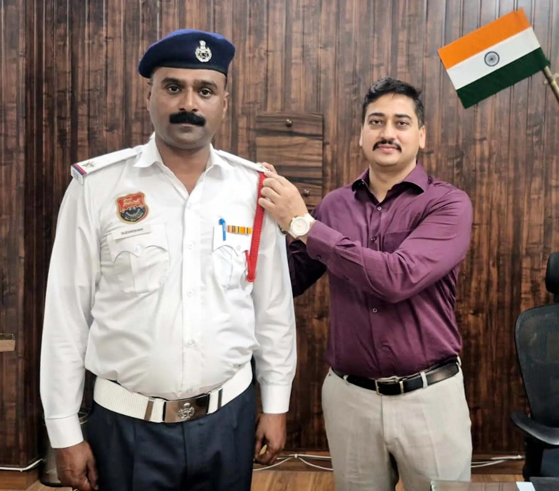 गुरुग्राम: हेड कांस्टेबल सुदर्शन बने सहायक उप-निरीक्षक, कंधों पर लगा स्टार