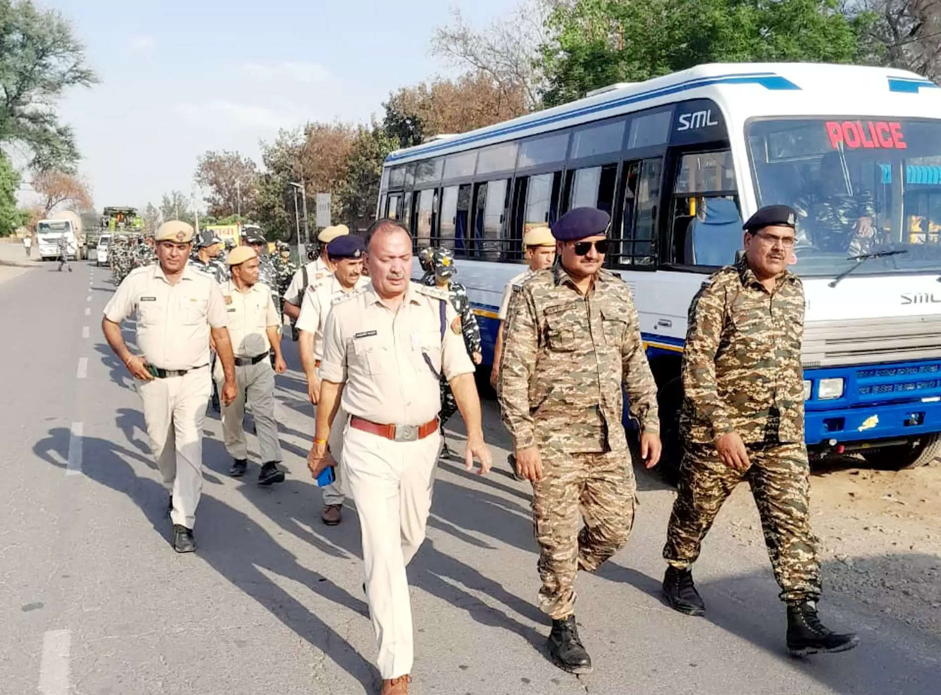 फतेहाबाद: पुलिस के साथ सीआरपीएफ के जवानों ने फ्लैग मार्च निकाला