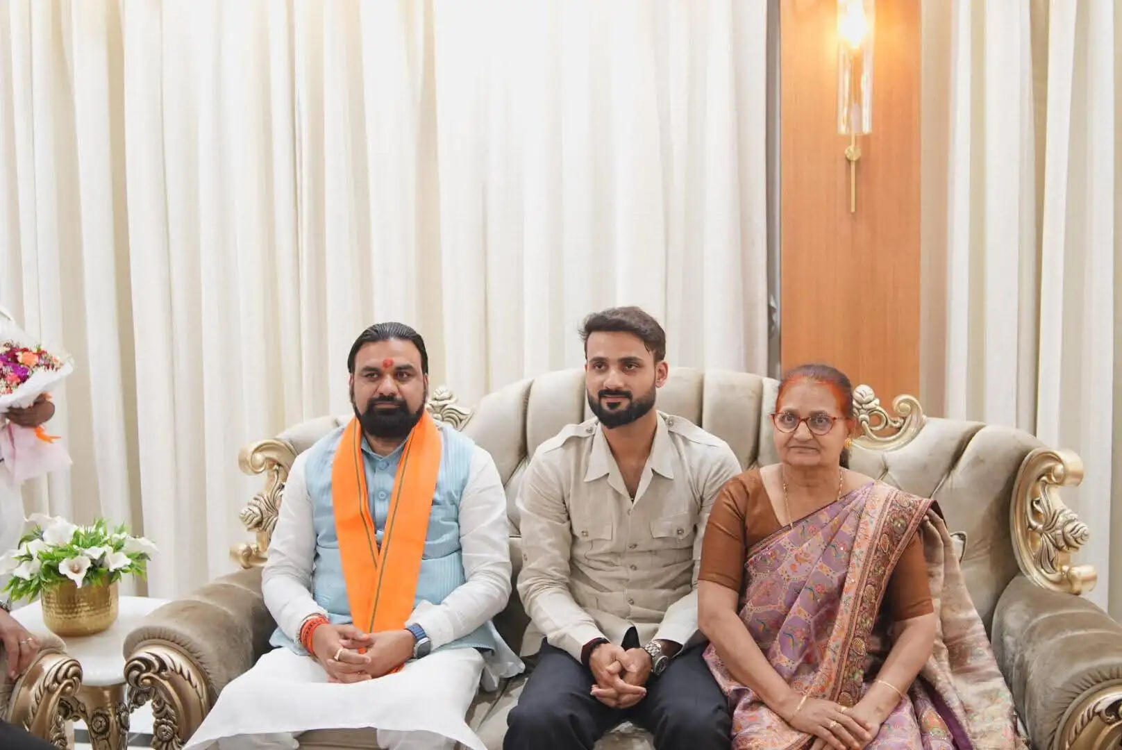 सीएम पहुंचे भारतीय क्रिकेटर आकाशदीप के घर, दी शादी की बधाई