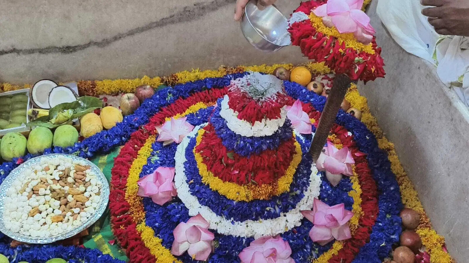 त्रिपुराभैरवी मंदिर में त्रिपुरांतकर महादेव का लयबद्ध समर्पण के साथ रुद्राभिषेक