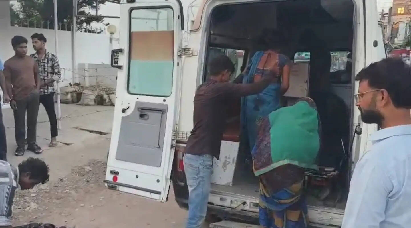 अमेठी : गर्भवती महिला के लिए एंबुलेंस का हाेता रहा इंतजार, सड़क पर ही दो बच्चों की गूंजी किलकारी