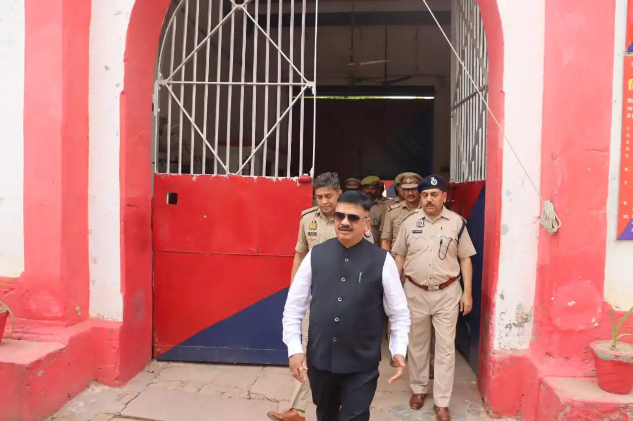 जिलाधिकारी और पुलिस अधीक्षक ने जिला जेल का किय आकस्मिक निरीक्षण,सब कुछ सामान्य