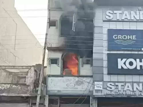 फरीदाबाद : फर्नीचर गोदाम में लगी आग, सामान जलकर राख