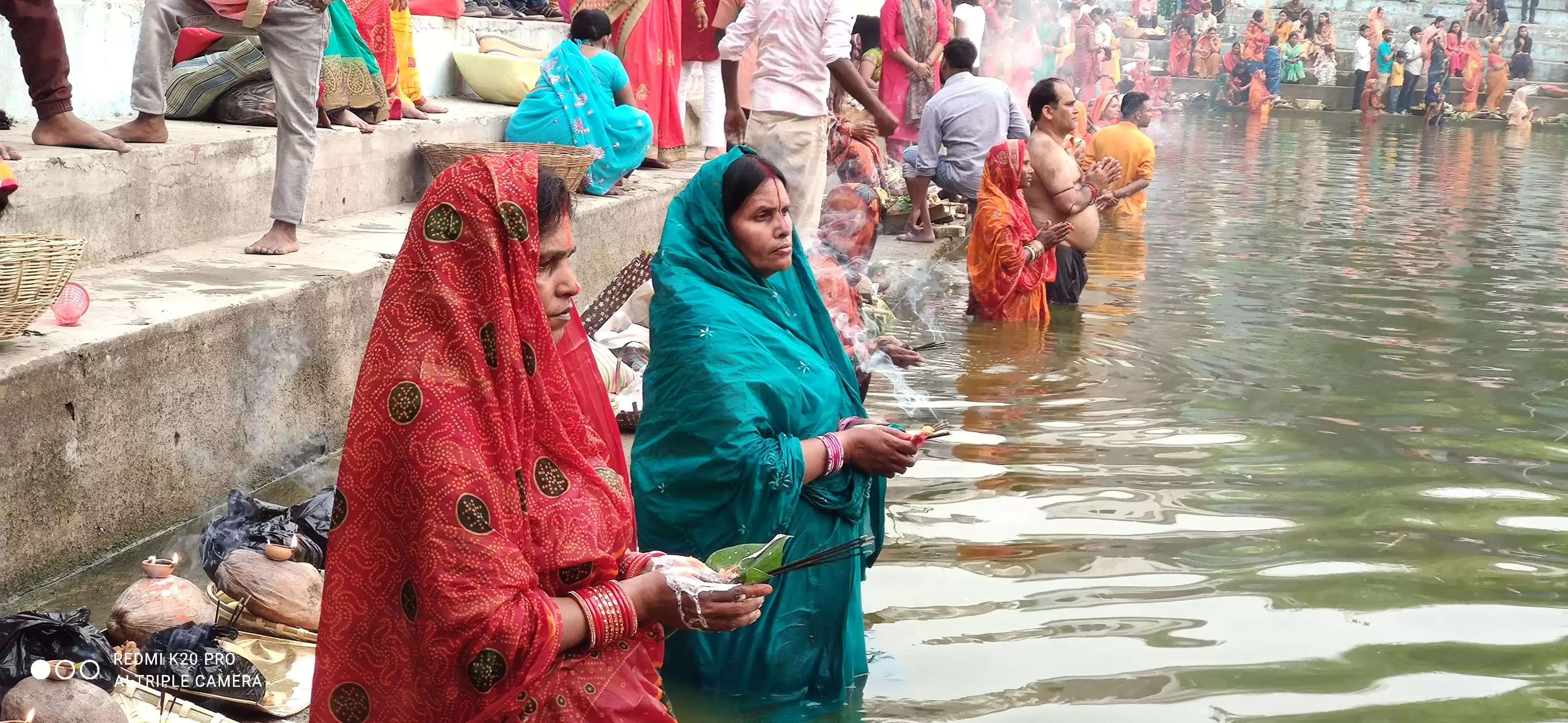 कांचहि बांस के बहंगिया छठ गीत से गुंजायमान हुआ शहर,चैती छठ पर अस्ताचल गामी सूर्य को दिया अर्घ