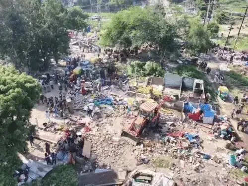 इंदौर&nbsp;में&nbsp;आरई-2 के बाधक मकान हटाने पहुंची टीम पर पथराव, पुलिस ने प्लास्टिक पाइप से खदेड़ा