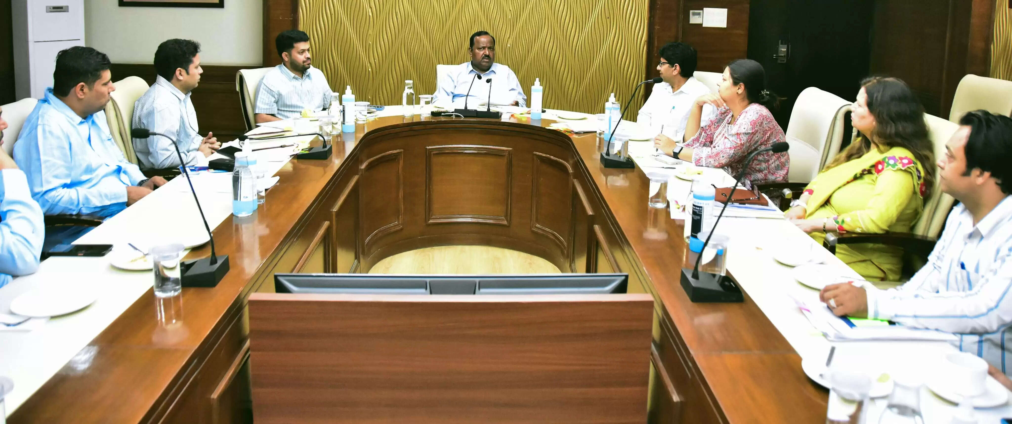 राज्य निर्वाचन आयुक्त ने गुरुग्राम में प्रशासनिक अधिकारियों संग की बैठक