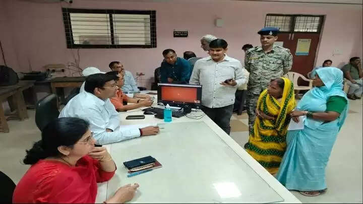 ग्वालियरः कलेक्ट्रेट की जन-सुनवाई में 124 लोगों की समस्याओं की हुई सुनवाई