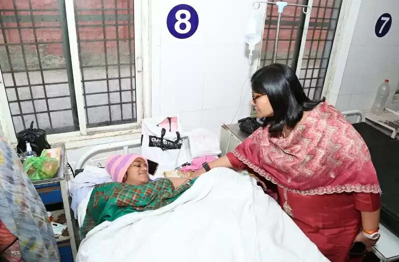 ग्वालियरः कलेक्टर ने मुरार अस्पताल पहुँचकर प्रसूति गृह का किया निरीक्षण, सर्दी में भेंट किए कम्बल