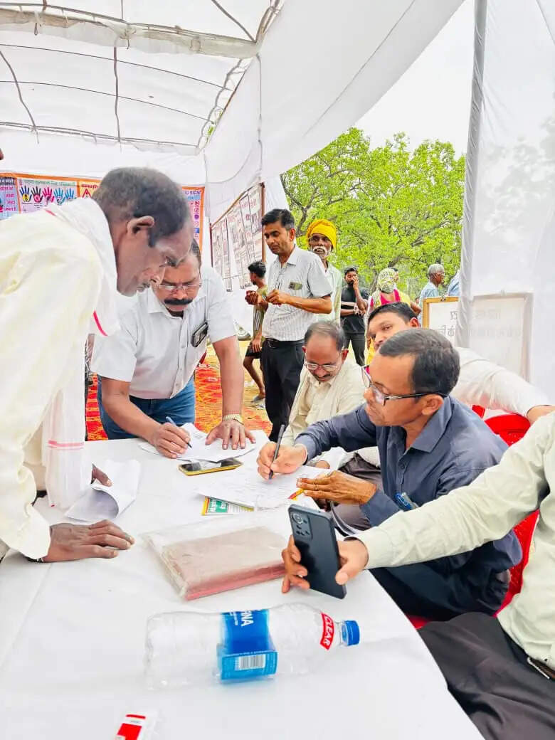 कोरिया : विधायक और कलेक्टर ने खुद सुनीं 14 गांवों की समस्याएं, हाथों-हाथ बांटी 'खुशियों की चाबी'