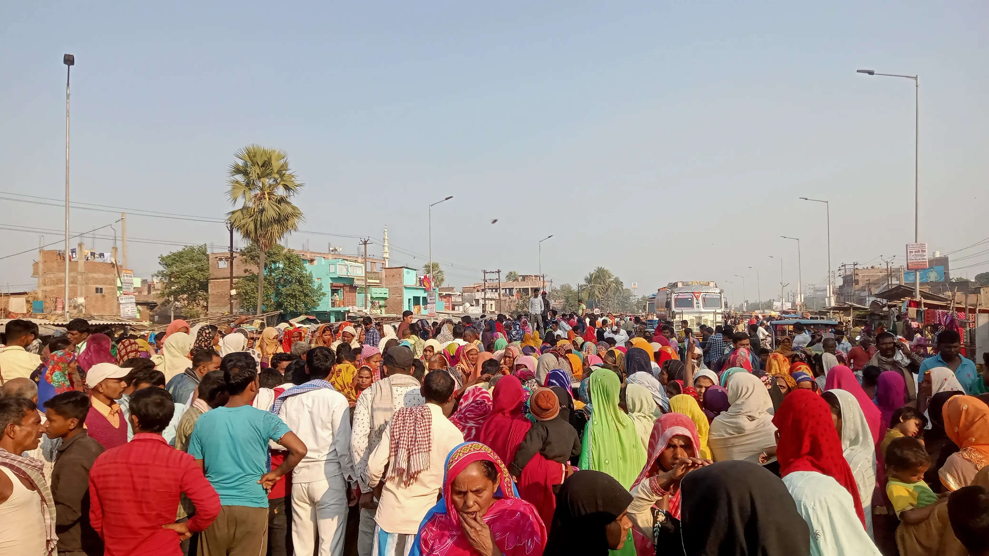 महिला की हत्या से आक्रोशित लोगों ने किया एनएच जाम, दुष्कर्म की आशंका