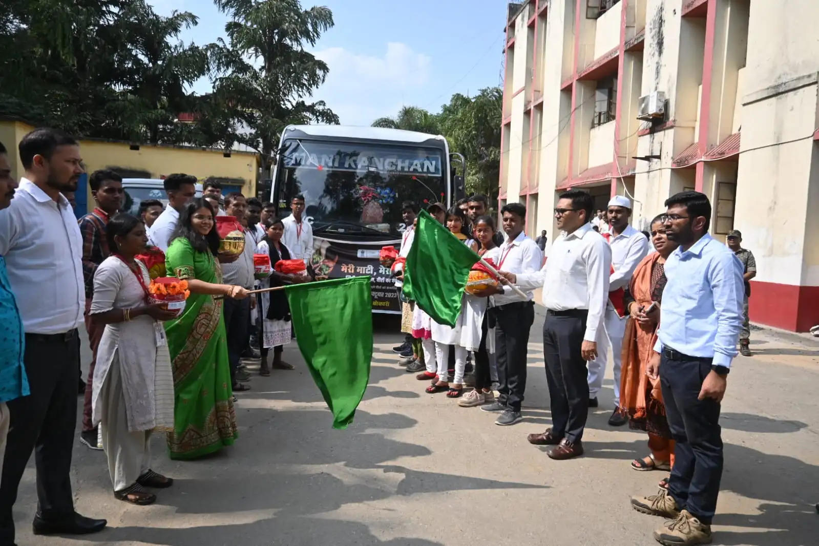 बोकारो में एकत्र किया गया अमृत कलश रांची रवाना, वाहन को उपायुक्त ने दिखाई हरी झंडी