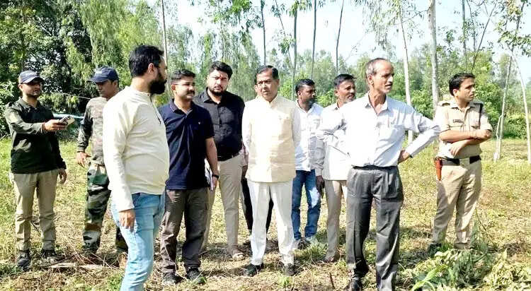 हाथियों ने की फसलें बर्बाद, विधायक चौहान ने किया खेतों का निरीक्षण