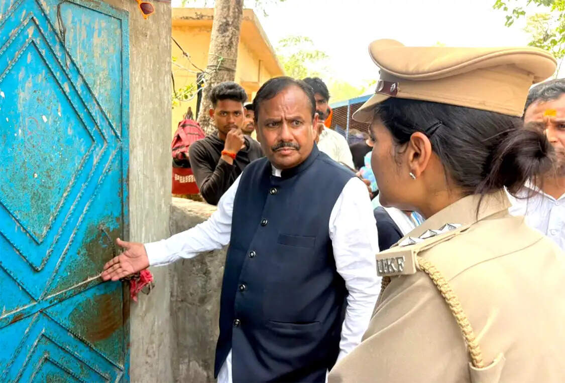 मनसा देवी परिसर में बंद मिले शौचालय, व्यवस्थाओं पर उठे सवाल