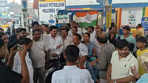 महंगाई के खिलाफ प्रदेशभर में कांग्रेस का अनोखा विरोध-प्रदर्शन,&nbsp;कहीं शक्कर बांटी, कहीं चूल्हे पर रोटियां बनाईं
