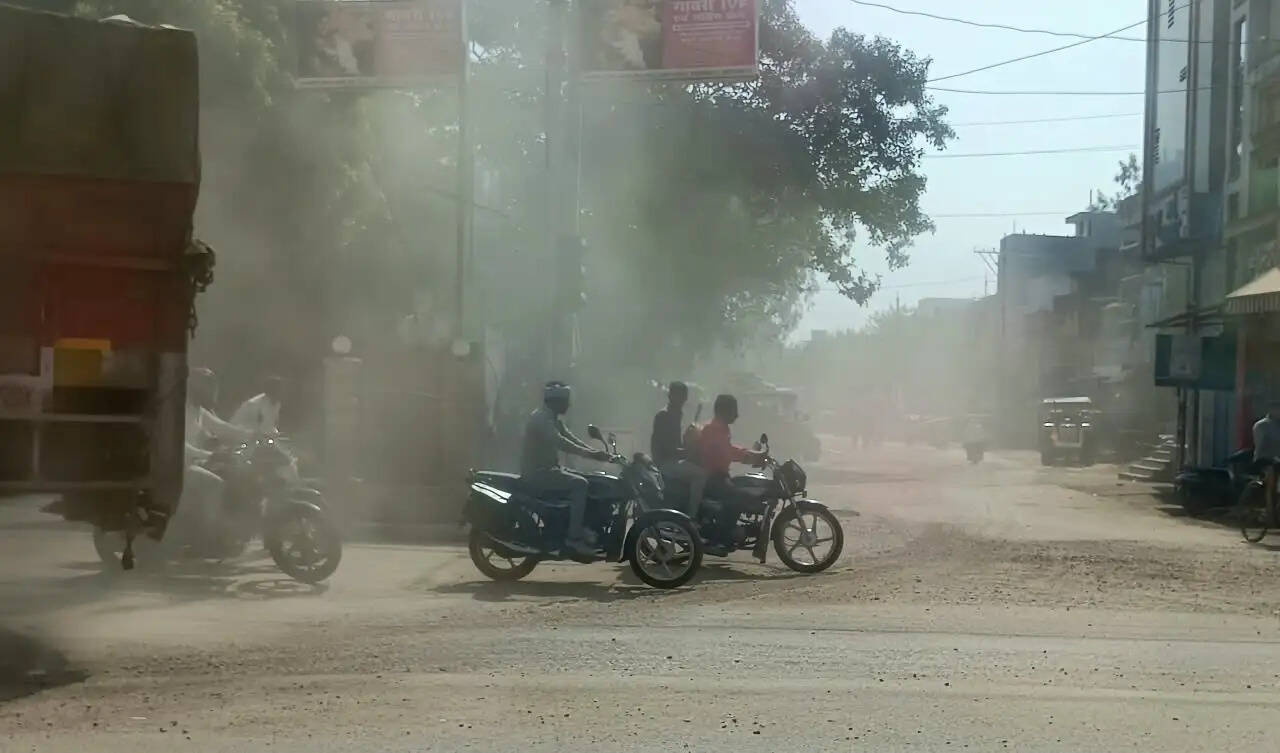 बारिश थमी तो सड़कों पर उड़ने लगी धूल, लोग परेशान
