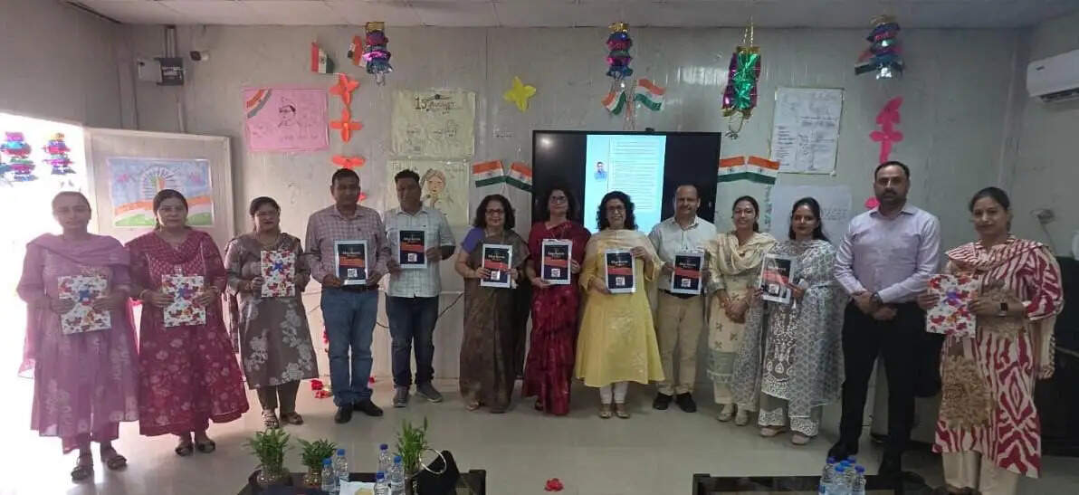 मढ़हीन बाइट्स का तीसरा संस्करण जारी, कॉलेज लाइब्रेरी को मिलीं 67 पुस्तकें