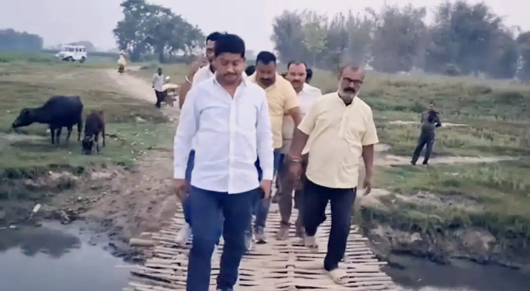 विधायक ने छह वर्षों से लंबित पुल निर्माण कार्य का लिया जायजा