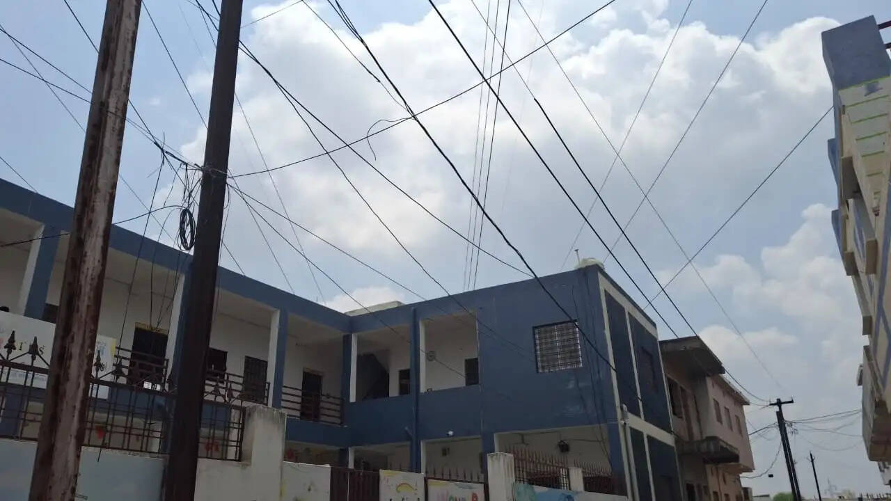 दमोह में निजी स्कूलों की सुरक्षा व्यवस्था पर उठे सवाल, हाईटेंशन लाइन और संकरे रास्तों वाले स्कूलों की जांच की तैयारी