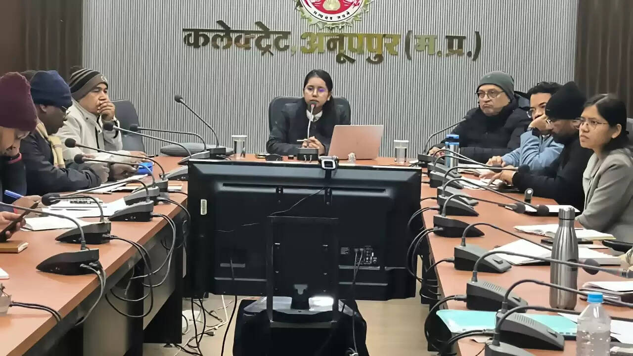 अनूपपुर: उपार्जन केन्द्रों में बारिश से धान की सुरक्षा हेतु किए जाएं आवश्यक प्रबंध-प्रभारी कलेक्टर