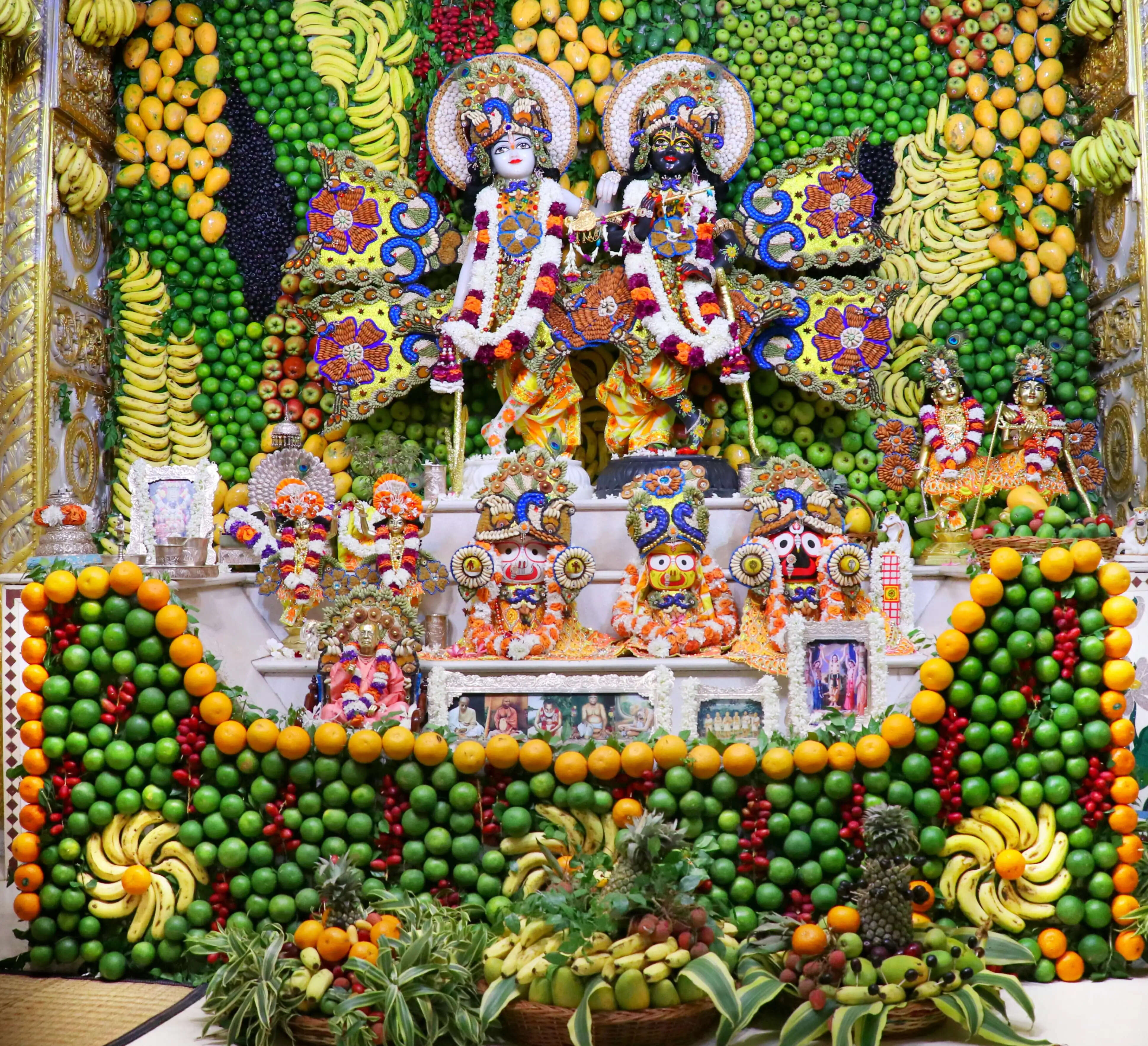 15 प्रकार के ड्राई फ्रूट्स से सजी गुप्त वृन्दावन मे भगवान की विशेष पोशाक
