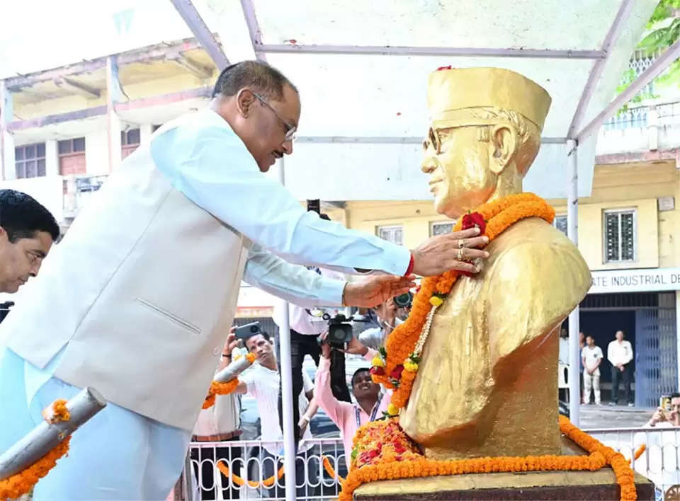 मुख्यमंत्री साय ने डाॅ. खूबचंद बघेल माल्यार्पण कर किया नमन