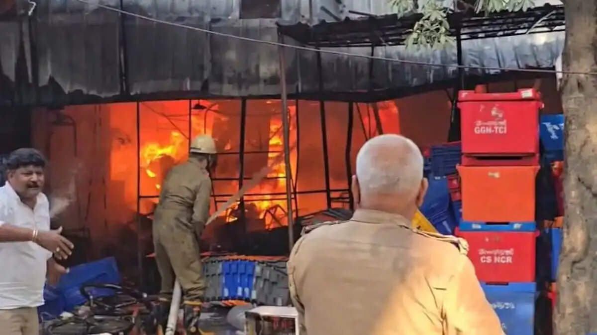 ऑनलाइन डिलीवरी करने वाली कंपनी के गोदाम में लगी भयंकर आग, मुख्यमंत्री ने लिया संज्ञान