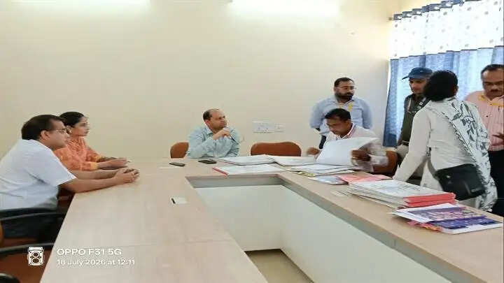 दतिया विधानसभा उपचुनावः कलेक्टर ने किया विभिन्न मतदान केन्द्रों का निरीक्षण किया