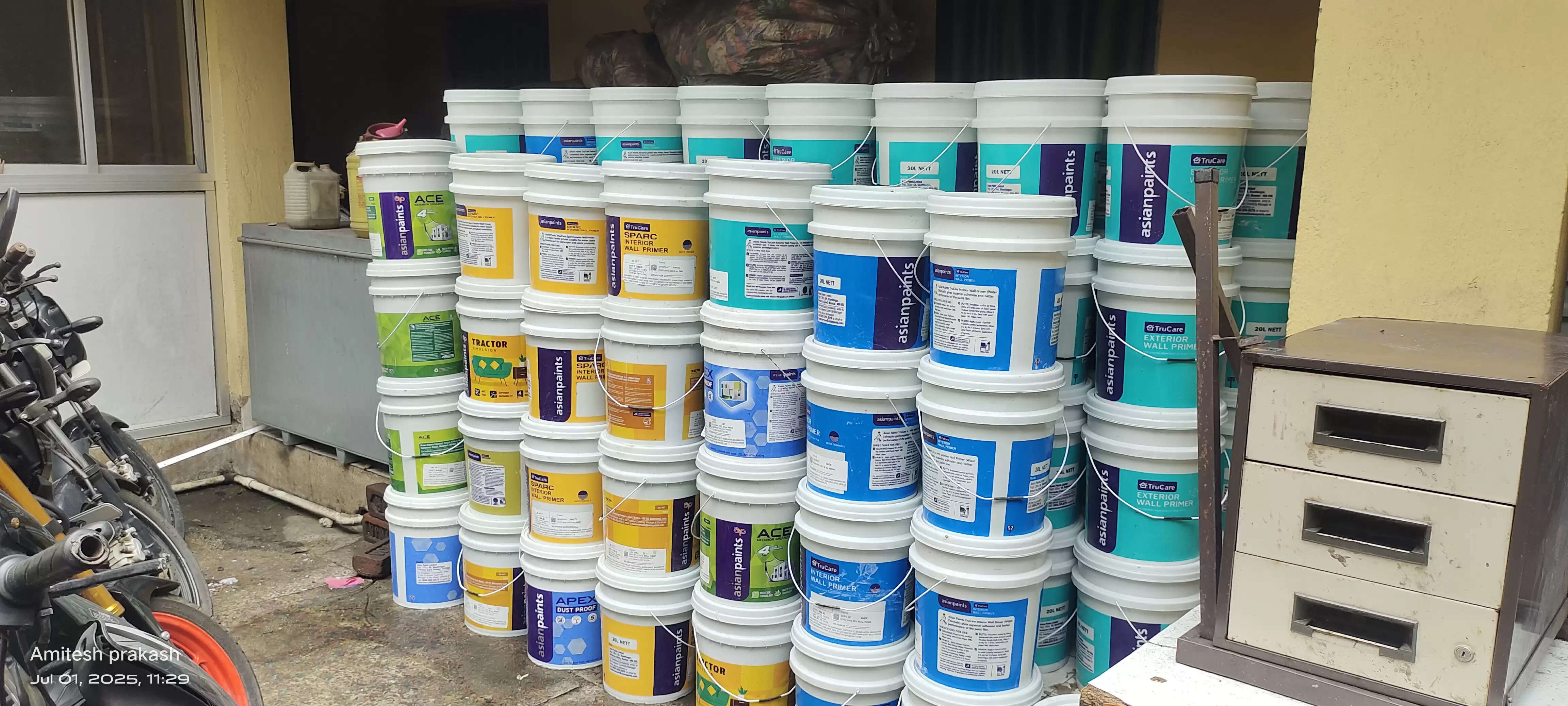 रामगढ़ में बिक रहा था एशियन पेंट का नकली प्रोडक्ट, टीटू हार्डवेयर के गोदाम पर पड़ा छापा