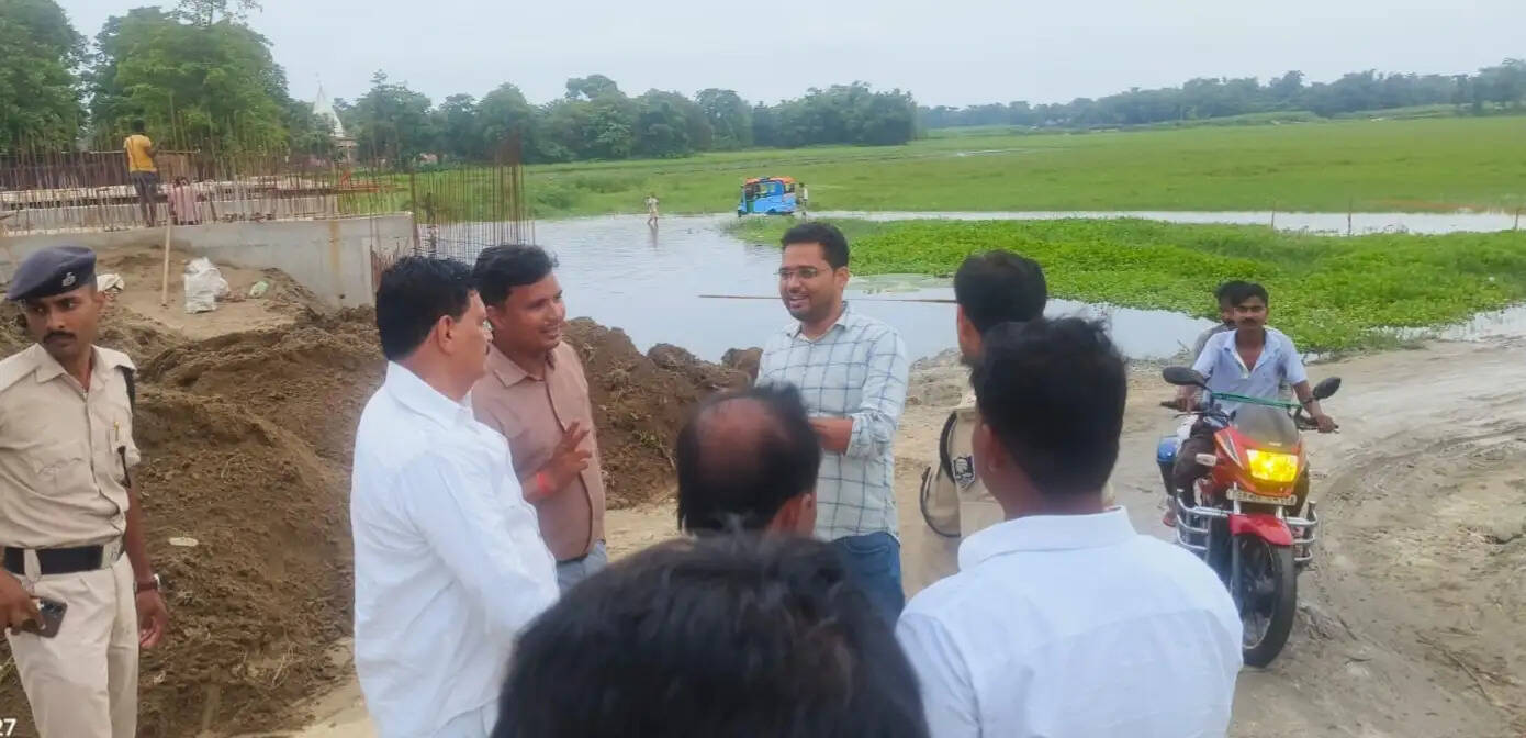 1.74 करोड़ की लागत से बन रहे पुल में वैकल्पिक बने डायवर्सन को ऊंचा करने का निर्देश