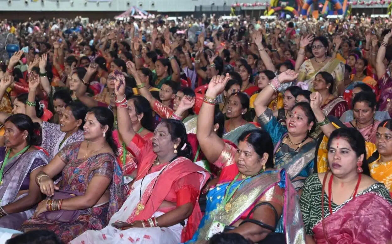 बहतराई स्टेडियम में गूंजा तीजा तिहार का उल्लास, मुख्यमंत्री साय ने बहनों संग साझा की पर्व की खुशियां