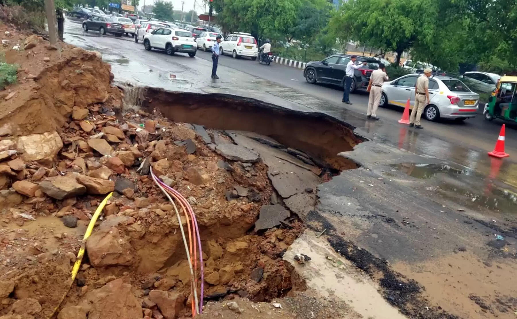 गुरुग्राम: आंधी, बारिश में हाइवे पानी-पानी, टूटे पेड़ व धंसी सडक़