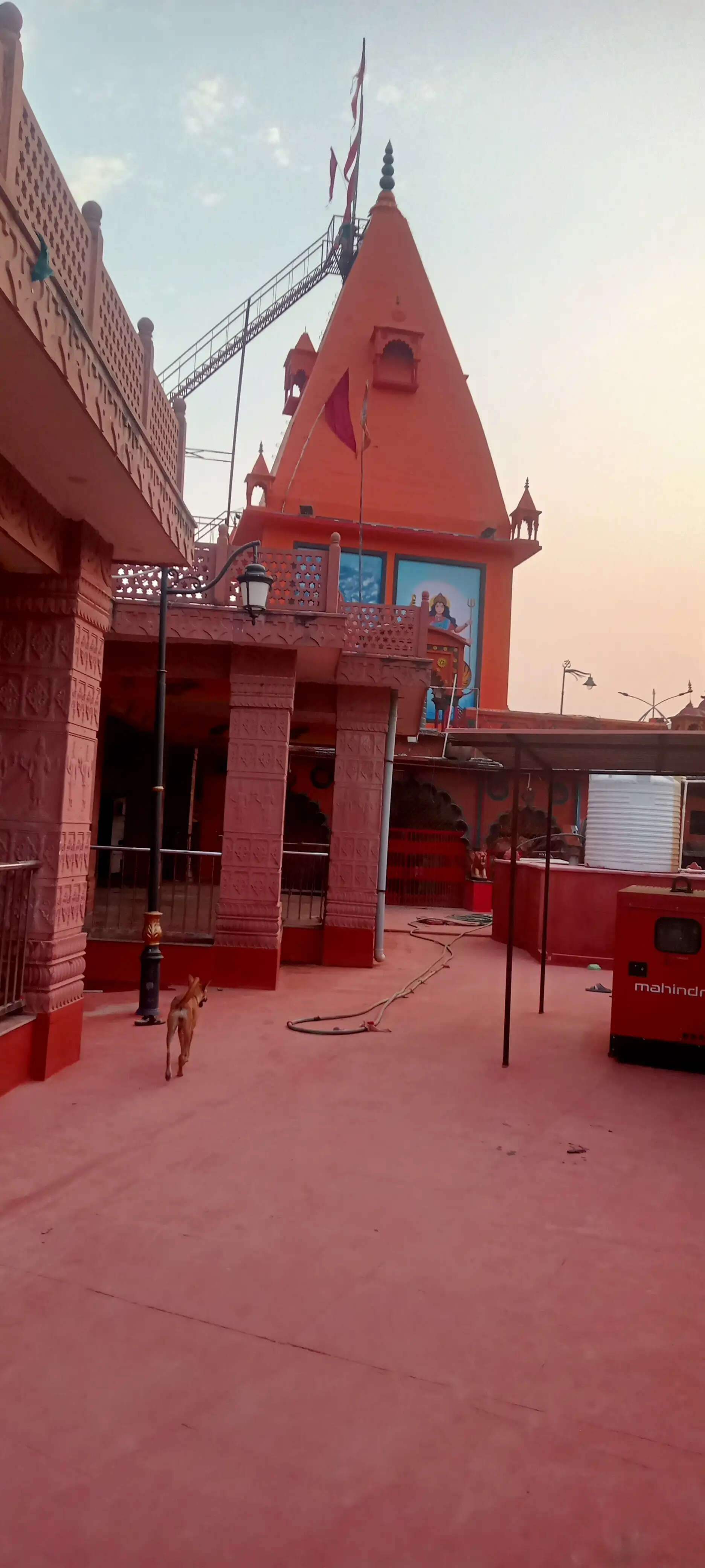 नवरात्र के स्वागत में फूलों से सज रहा मां आलोप शंकरी मंदिर