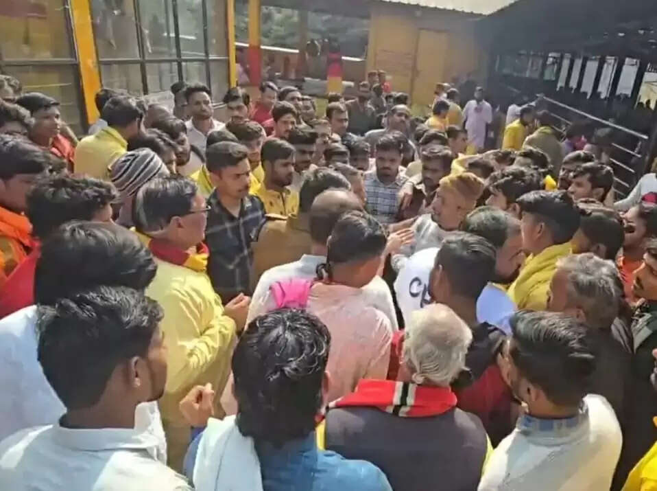 विश्व प्रसिद्ध पीताम्बरा सिद्धपीठ पर पंडितों ने हवन अनुष्ठान बंद किए, एसडीएम को हटाने की मांग