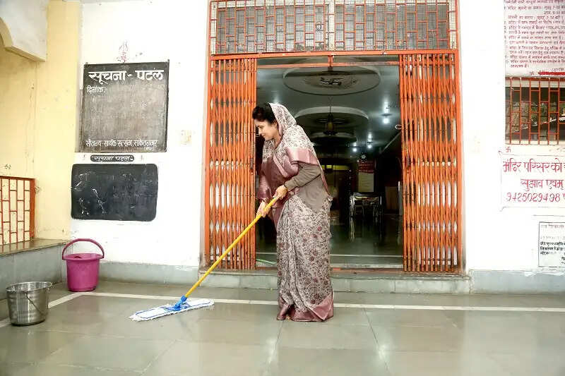 राज्य मंत्री कृष्णा गौर स्वच्छता अभियान के तहत मंदिर में लगाया झाडू-पोछा