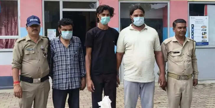 गौकशी की सूचना पर दबिश, 260 किलो गौमांस और पांच गोवंश बरामद, तीन गिरफ्तार