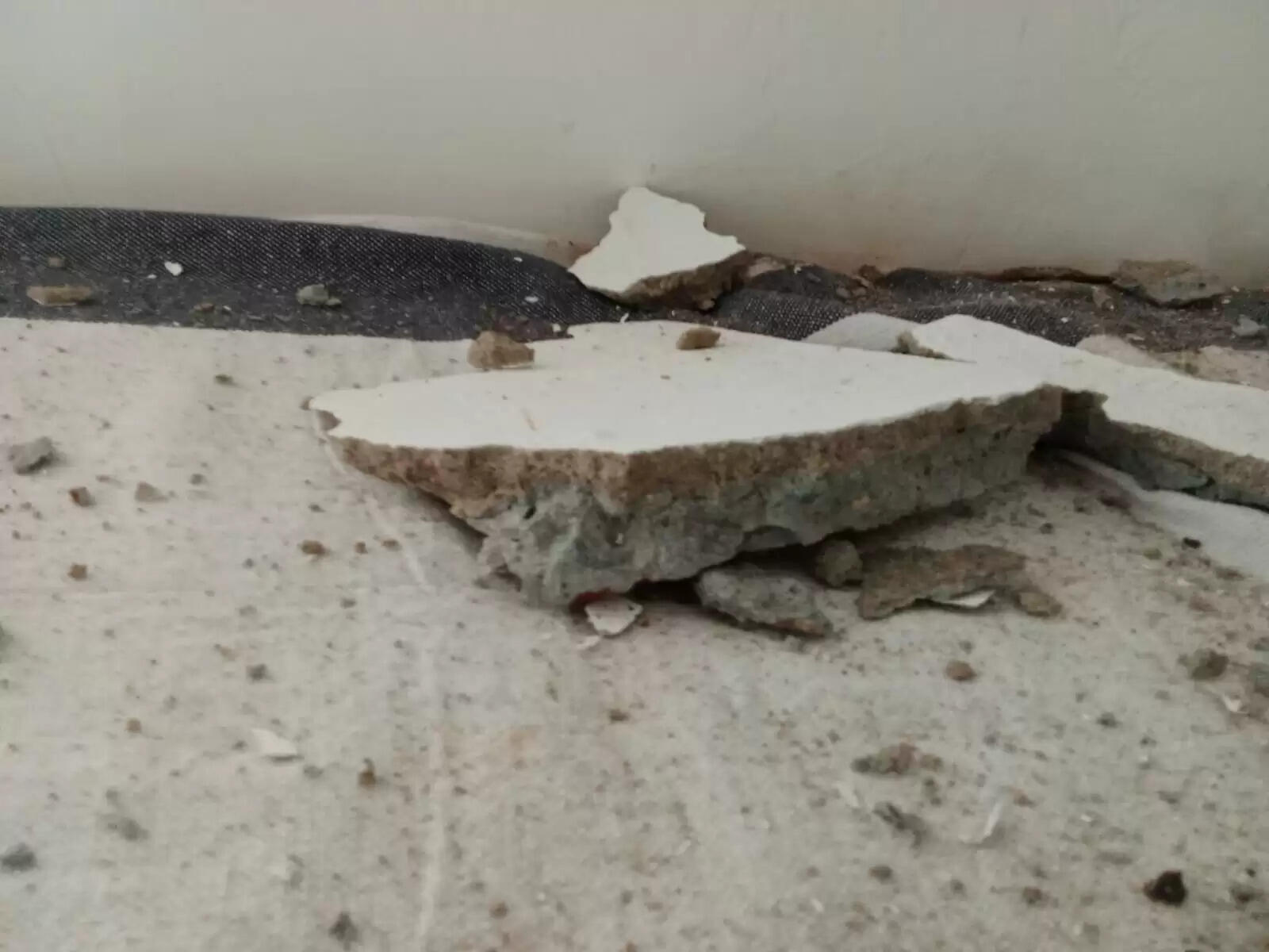 अनूपपुर: आयुष्मान आरोग्य मंदिर सकाेला की छत का गिरा प्लास्टर, मौके पर नहीं पहुंचे जिम्मेदार