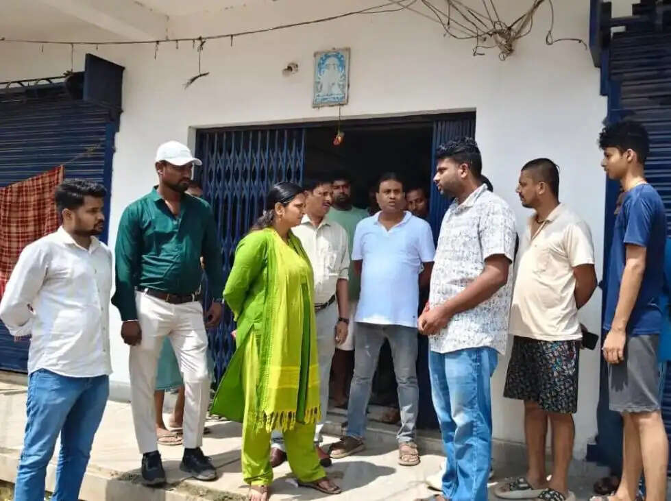 सड़क किनारे प्लेसेंटा और मृत भ्रूण फेंके जाने की सूचना पर नर्सिंग होम में छापेमारी