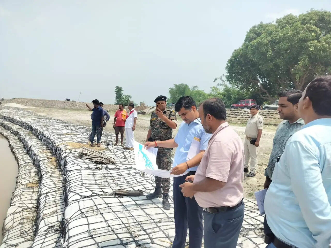 कोसी तटबंध के कटाव निरोधक कार्यों का डीएम सावन कुमार ने किया निरीक्षण